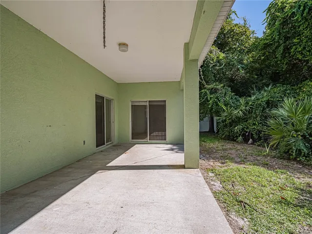 a view of backyard of the house