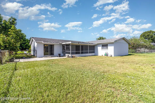 a view of a house with a backyard