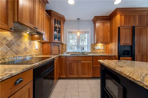 $1,295,000 | 73 Conanicus Avenue, Unit 4, Jamestown, RI 02835