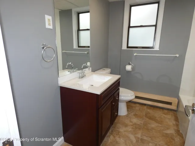 $1,800 | 620 Sanderson Avenue, Unit 2, Olyphant, PA 18447