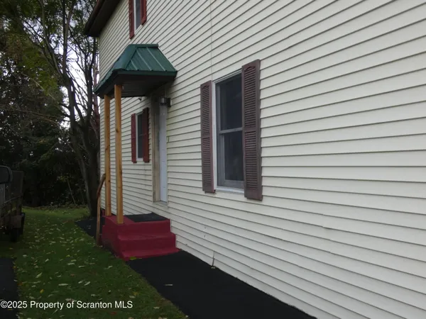 $1,800 | 620 Sanderson Avenue, Unit 2, Olyphant, PA 18447