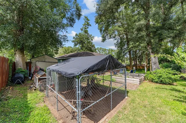a view of a house with backyard