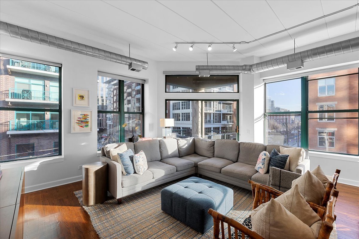 936 West Madison Street, Unit 4C Chicago, IL 60607 - Photo 4 of 16 a living room with furniture and a large window