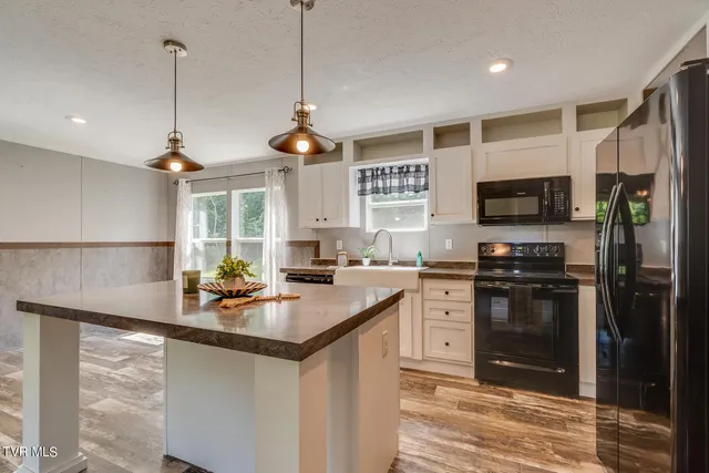 $1,049,000 | 341 Haw Ridge Road, Piney Flats, TN 37686