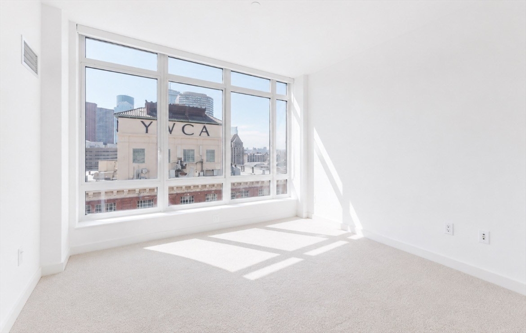 400 Stuart Street, Unit 18G Boston, MA 02116 - Photo 10 of 20 a view of an empty room with a window