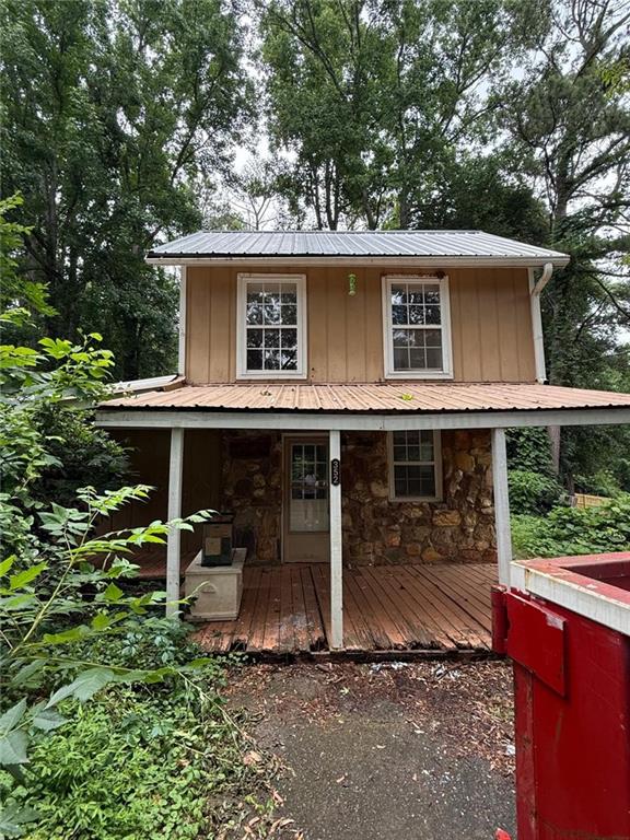 a view of a house with backyard