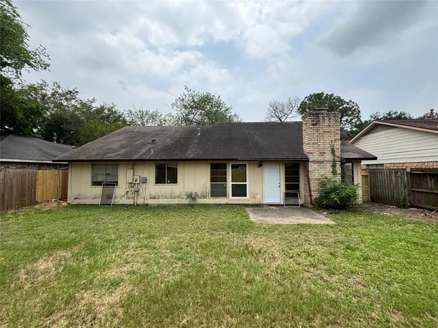 a view of a backyard