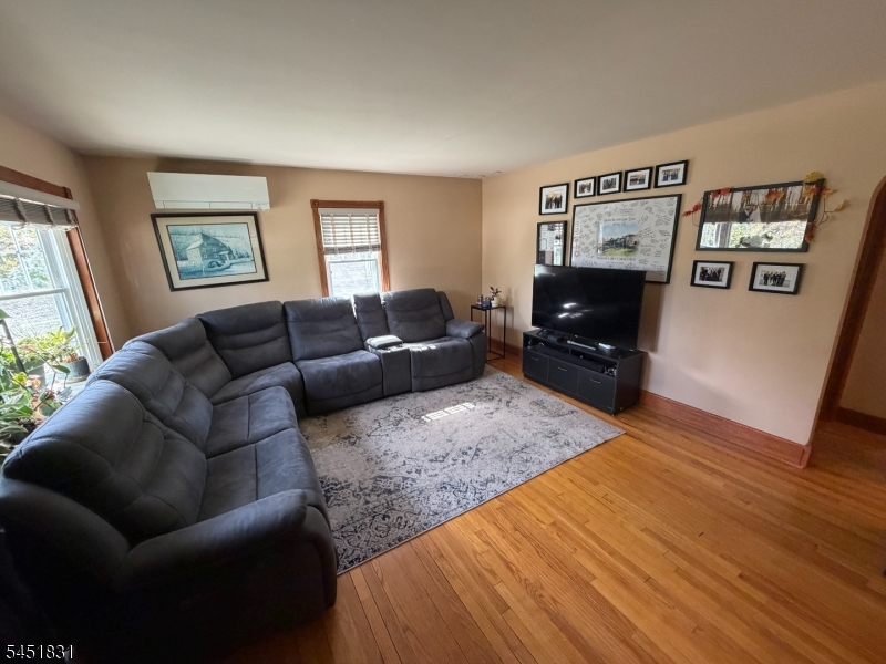 131 Weiss Terrace Raritan, NJ 08869 - Photo 4 of 39 Gallery Image 4