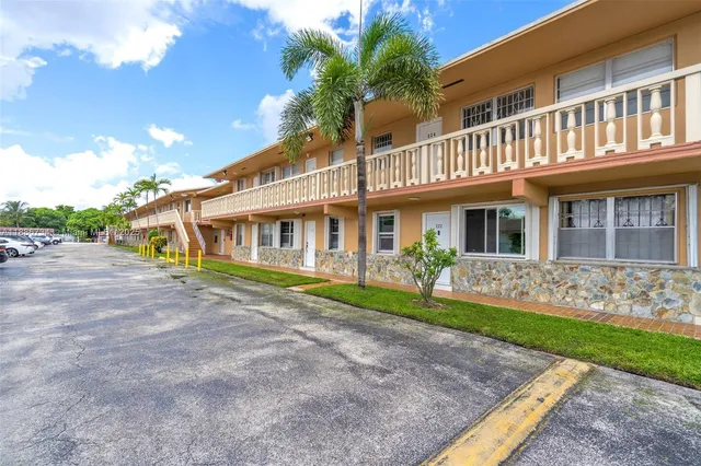 $1,800 | 1154 West 35th Street, Unit 224, Hialeah, FL 33012