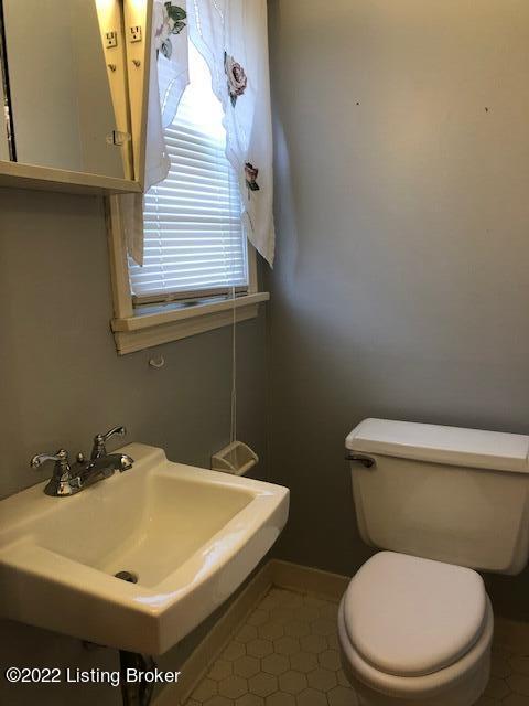 3403 Eva Road Louisville, KY 40216 - Photo 12 of 25 Half bath