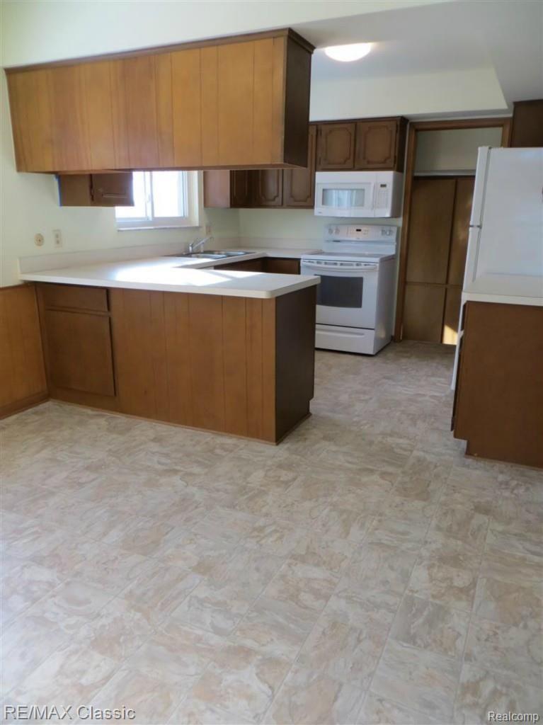 Updated Floors Kitchen, Nook & Mudroom