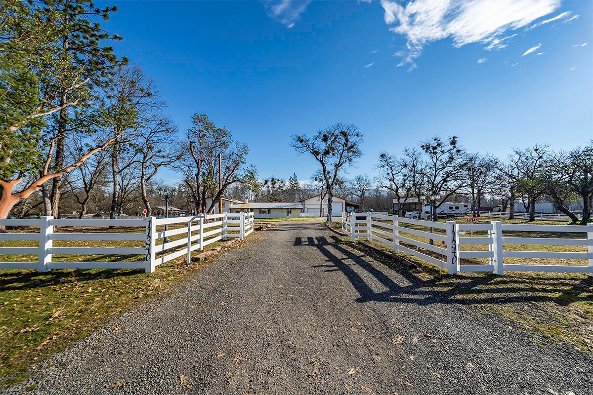11340 Dennis Road White City, OR 97503 - Photo 2 of 39 Gated Circle Driveway