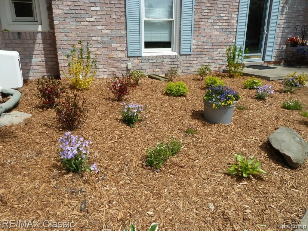 35928 Johnstown Road Farmington, MI 48335 - Photo 45 of 45 Johnstown Landscaping.jpg