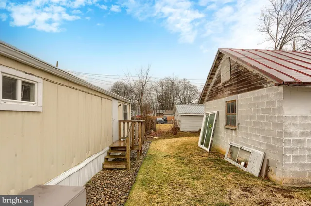 a view of a back yard of the house