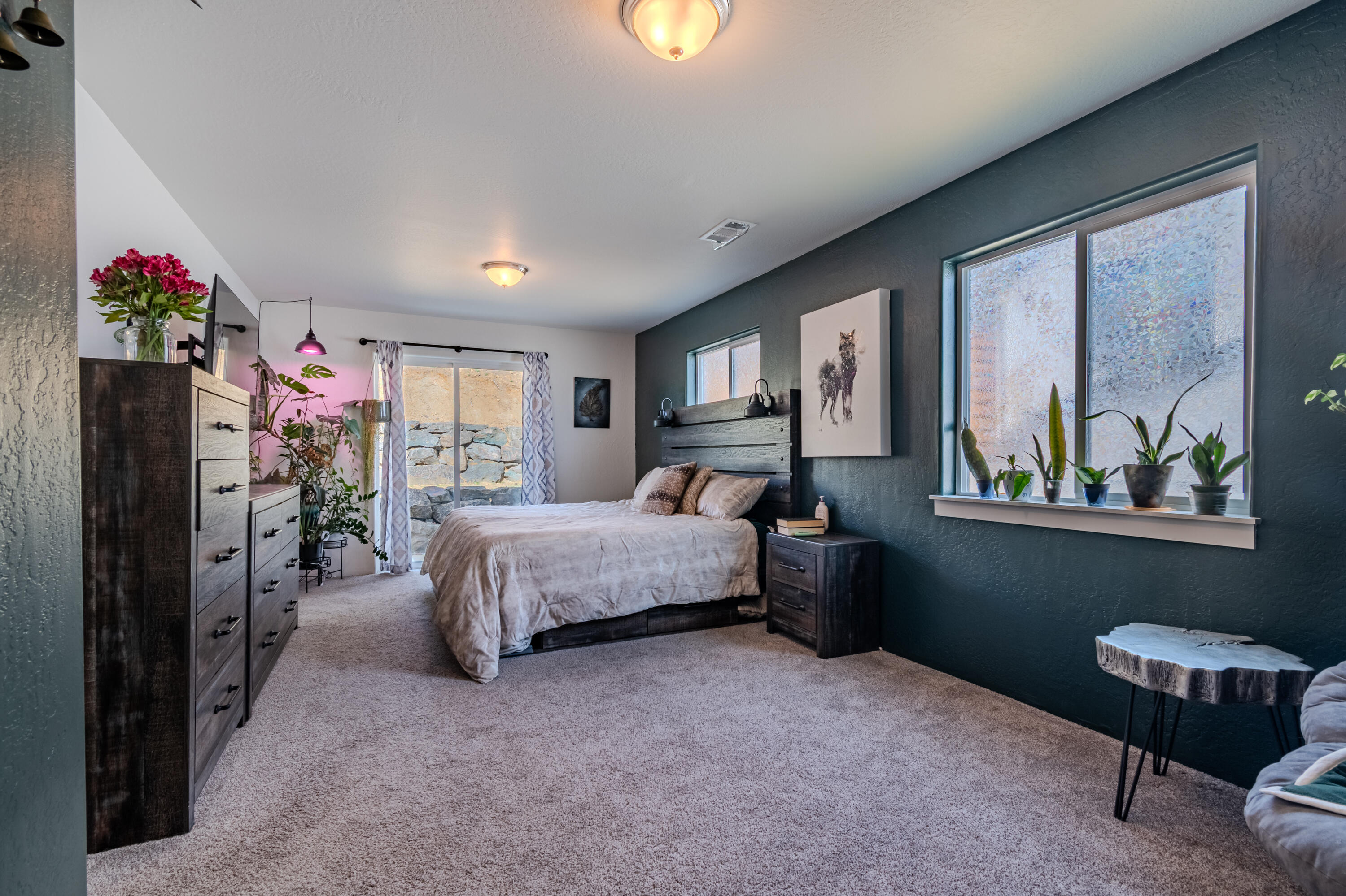21 Cerulean Terrace Eagle Point, OR 97524 - Photo 18 of 30 a spacious bedroom with a bed and a chandelier