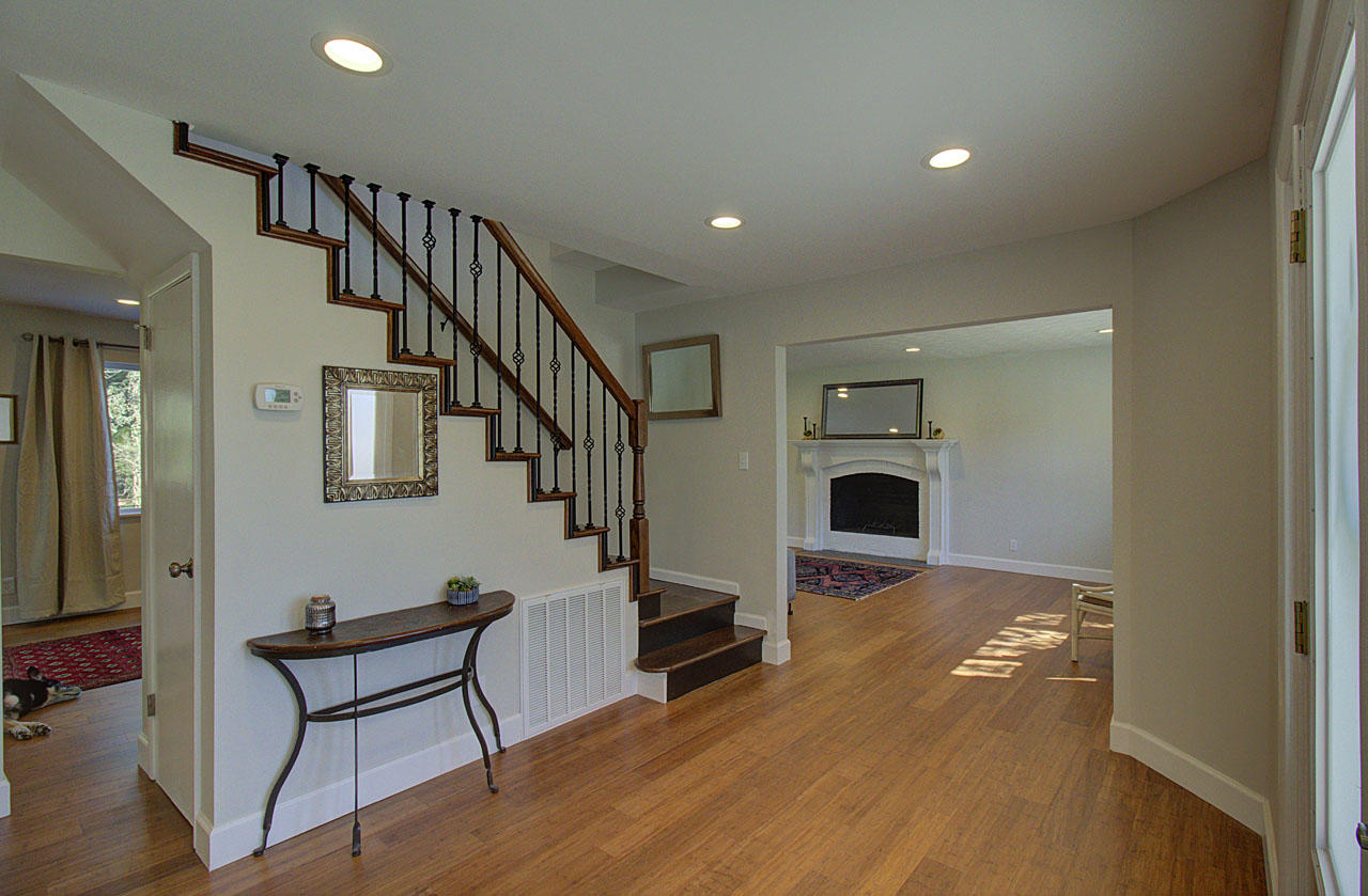 102 Case Lane Oak Ridge, TN 37830 - Photo 11 of 40 Staircase