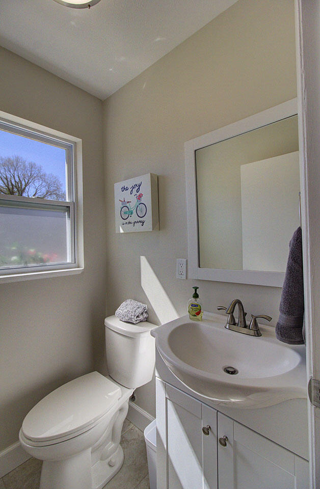 102 Case Lane Oak Ridge, TN 37830 - Photo 16 of 40 Downstairs Half Bathroom