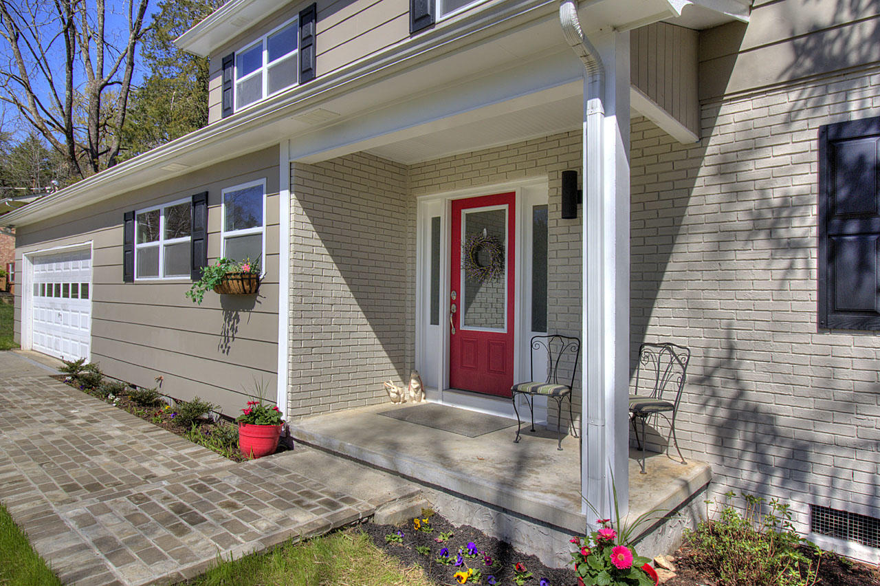 102 Case Lane Oak Ridge, TN 37830 - Photo 3 of 40 Covered Front Porch