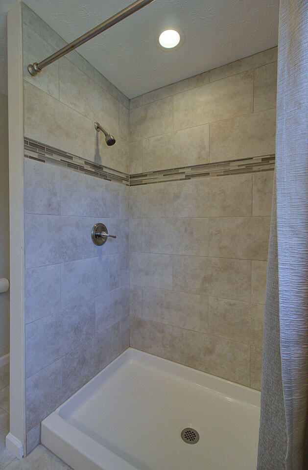 102 Case Lane Oak Ridge, TN 37830 - Photo 34 of 40 Master Walk in Shower