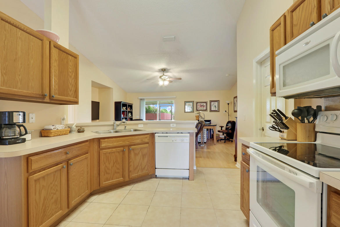 4325 Southwest Appleseed Road Port St. Lucie, FL 34953 - Photo 4 of 17 Appleseed kitchen best