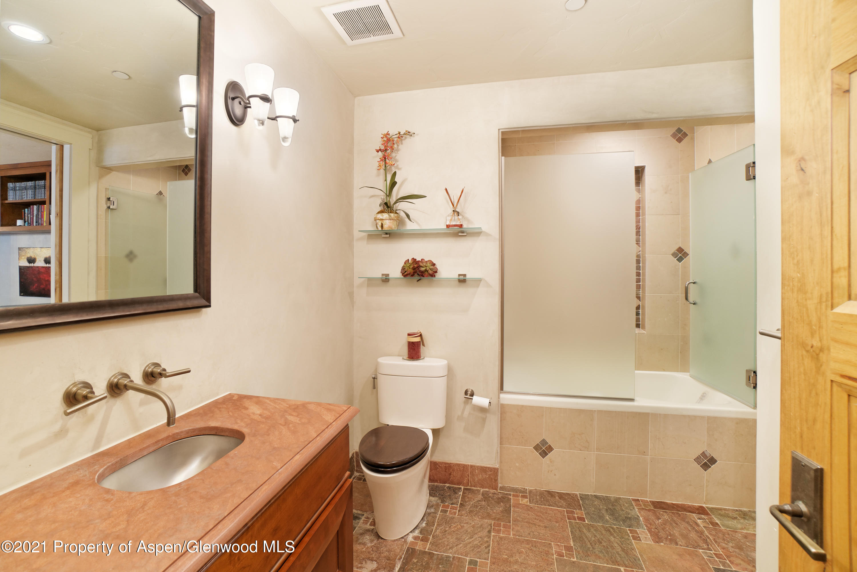 101 North Spring Street, Unit 102 Aspen, CO 81611 - Photo 14 of 21 101NSpringSt#102_HiRes_012320_05