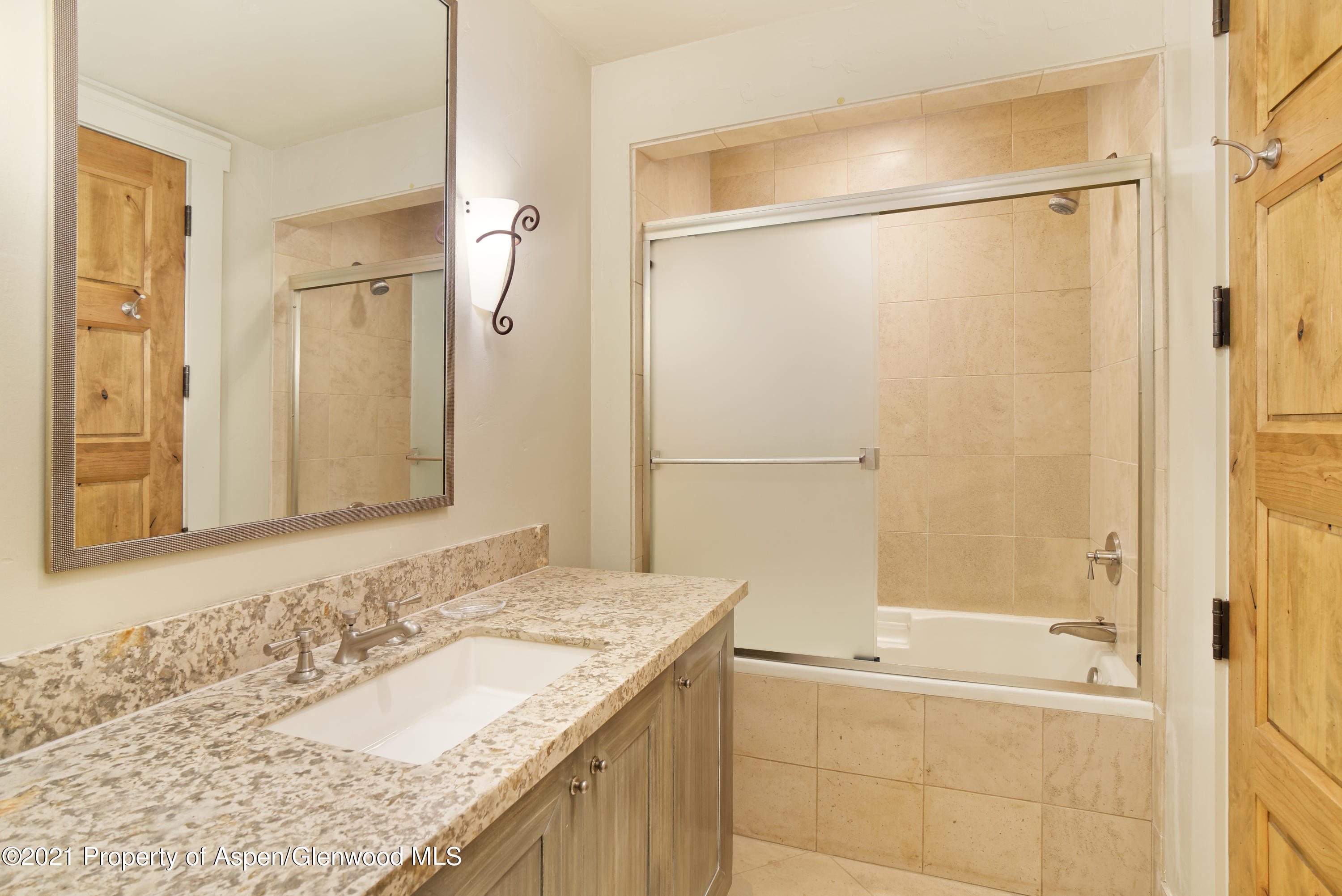 101 North Spring Street, Unit 102 Aspen, CO 81611 - Photo 10 of 21 101NSpringSt#102_HiRes_012320_06