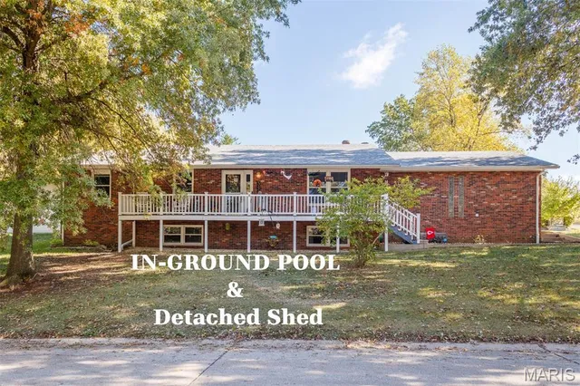 $305,000 | 345 Valley View, Carlyle, IL 62231