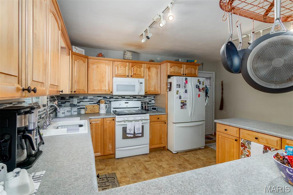 345 Valley View Carlyle, IL 62231 - Photo 11 of 54