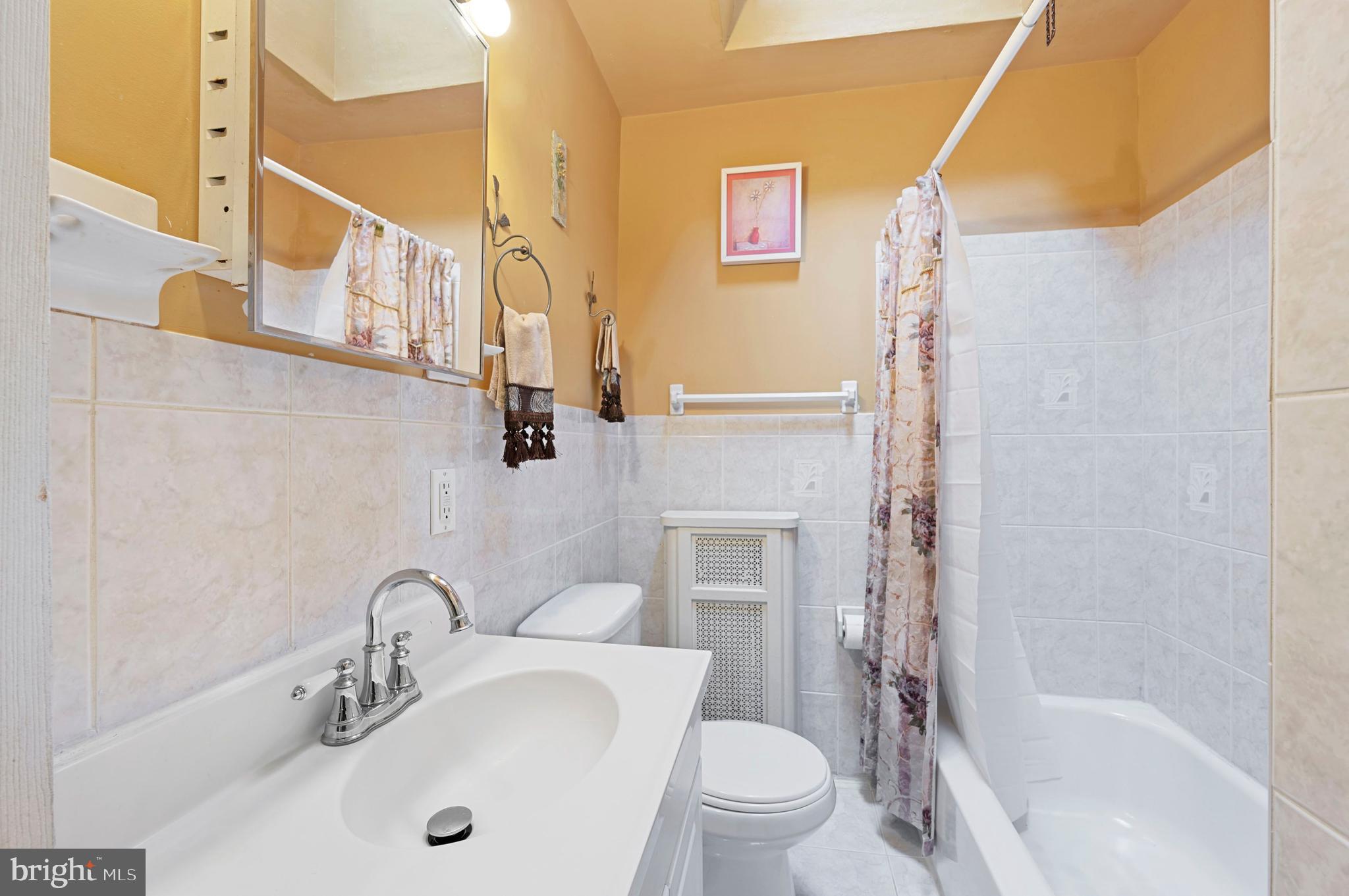447 Vernon Road Philadelphia, PA 19119 - Photo 18 of 25 Main Bathroom