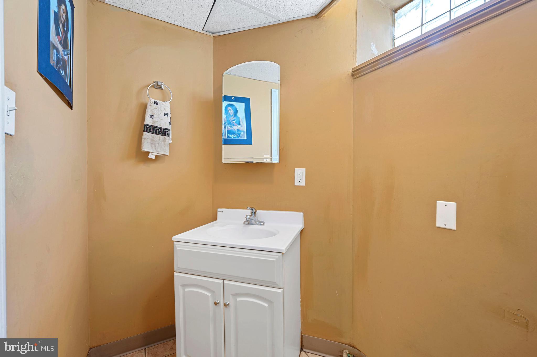 447 Vernon Road Philadelphia, PA 19119 - Photo 21 of 25 Powder room