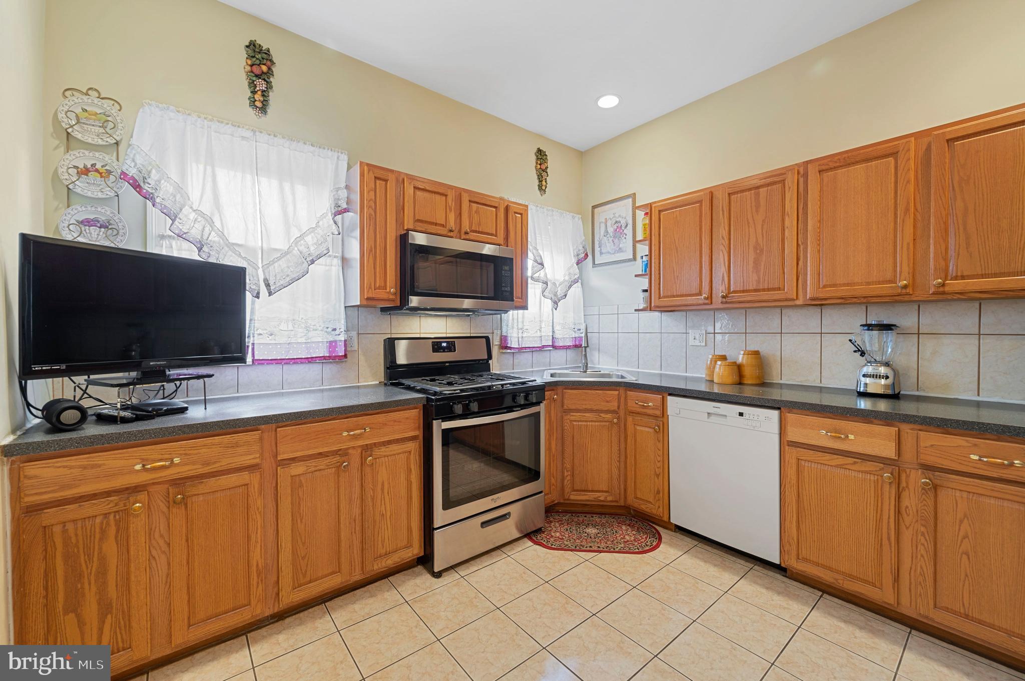 447 Vernon Road Philadelphia, PA 19119 - Photo 8 of 25 Kitchen