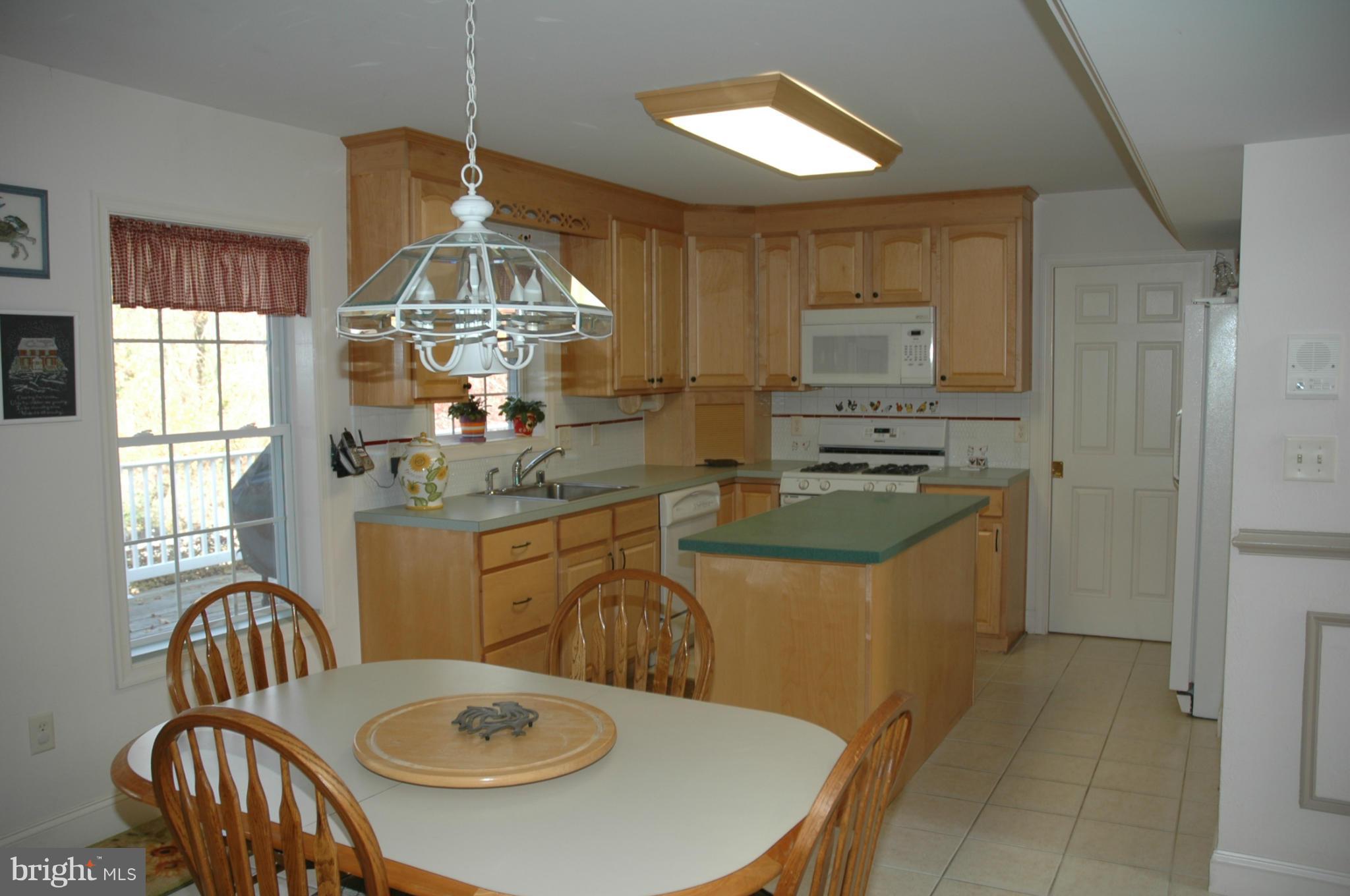 152 Spring Path Arnold, MD 21012 - Photo 6 of 30 Kitchen has ceramic tile & Breakfast Area.