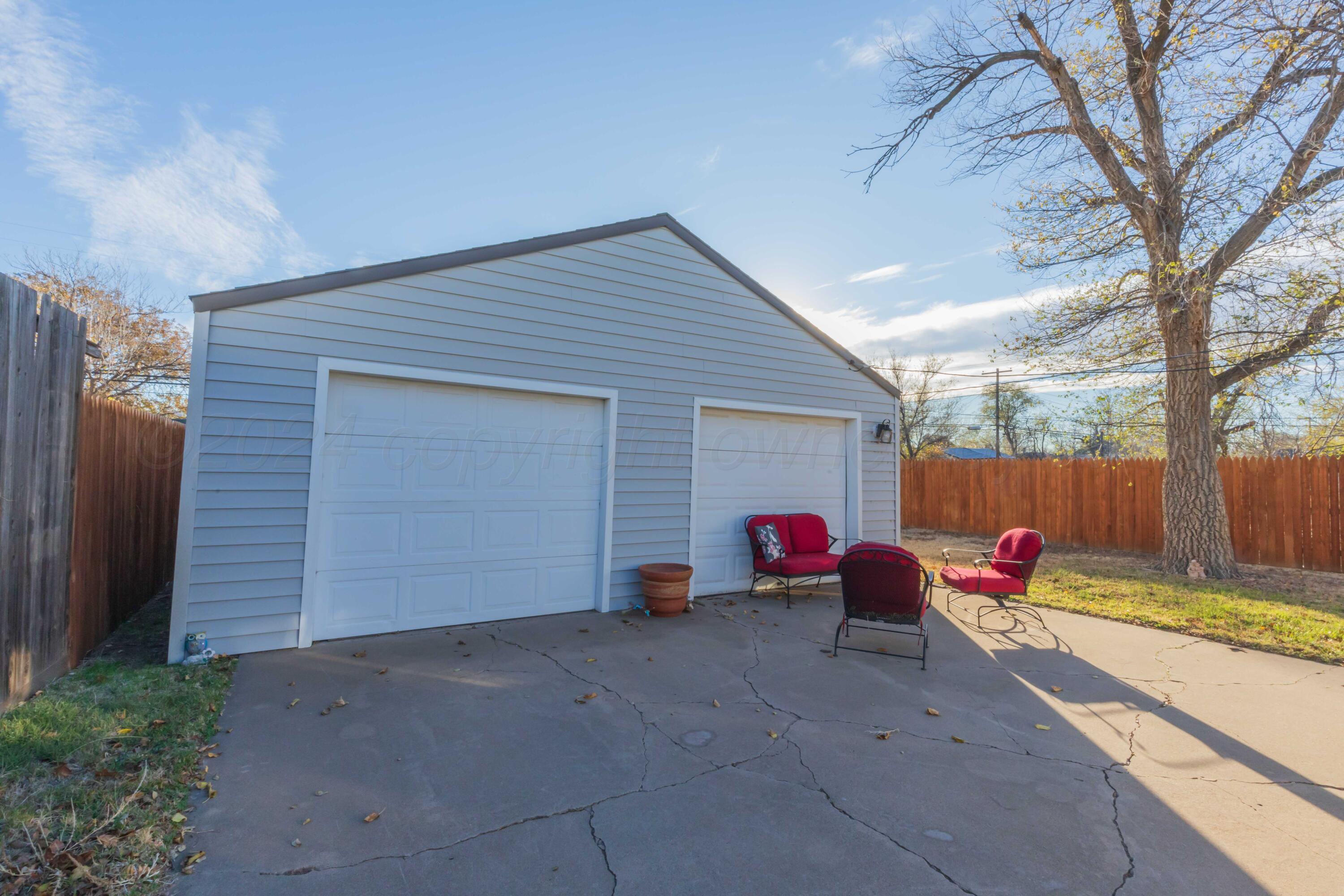 4313 Bowie Street Amarillo, TX 79110 - Photo 23 of 25 GARAGE VIEW 2