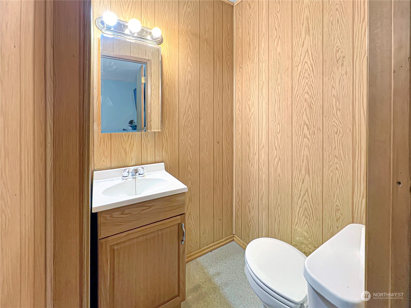 502 Kroll Road Castle Rock, WA 98611 - Photo 19 of 30 a bathroom with a toilet a sink and a mirror