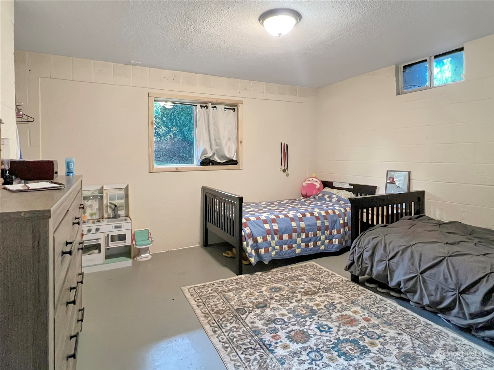 502 Kroll Road Castle Rock, WA 98611 - Photo 25 of 30 a bedroom with two beds and a window