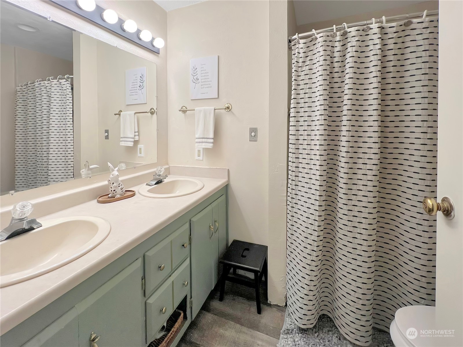 502 Kroll Road Castle Rock, WA 98611 - Photo 10 of 30 a bathroom with a sink and a mirror