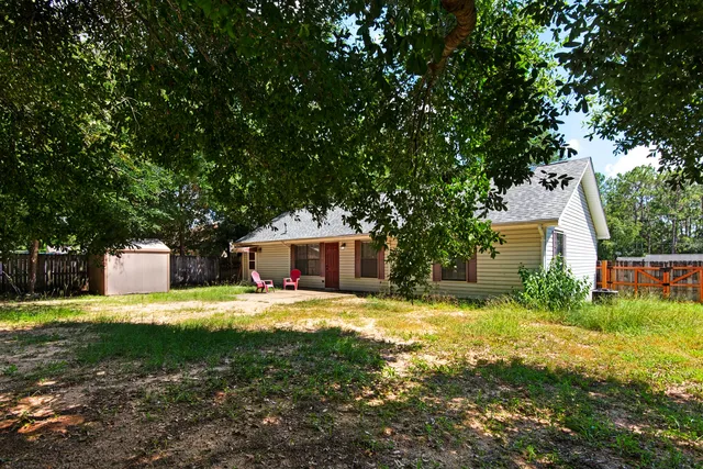a view of a backyard