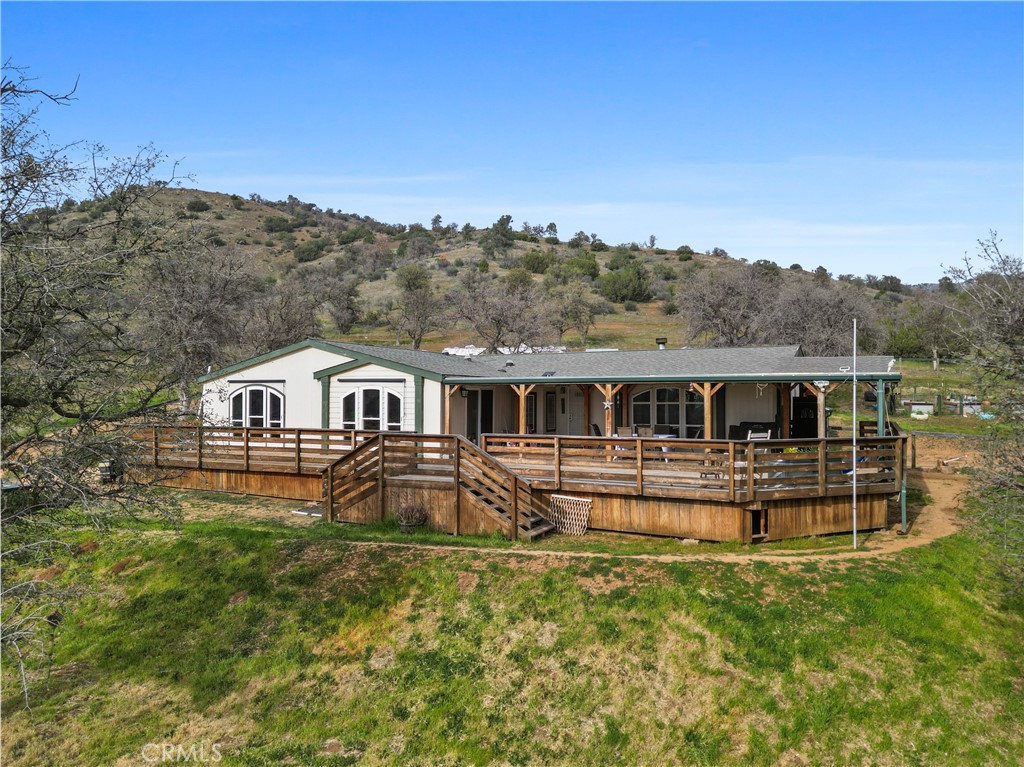 42100 Buckeye Street Caliente, CA 93518 - Photo 3 of 64 a front view of a house with a yard