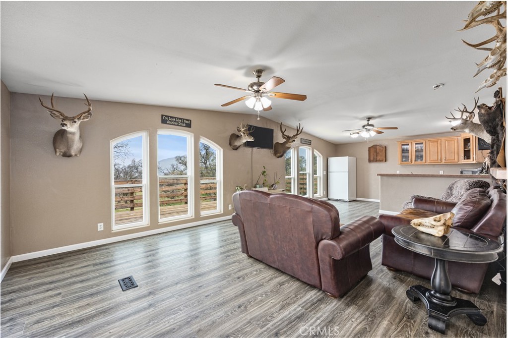 42100 Buckeye Street Caliente, CA 93518 - Photo 33 of 64 a living room with furniture and a ceiling fan