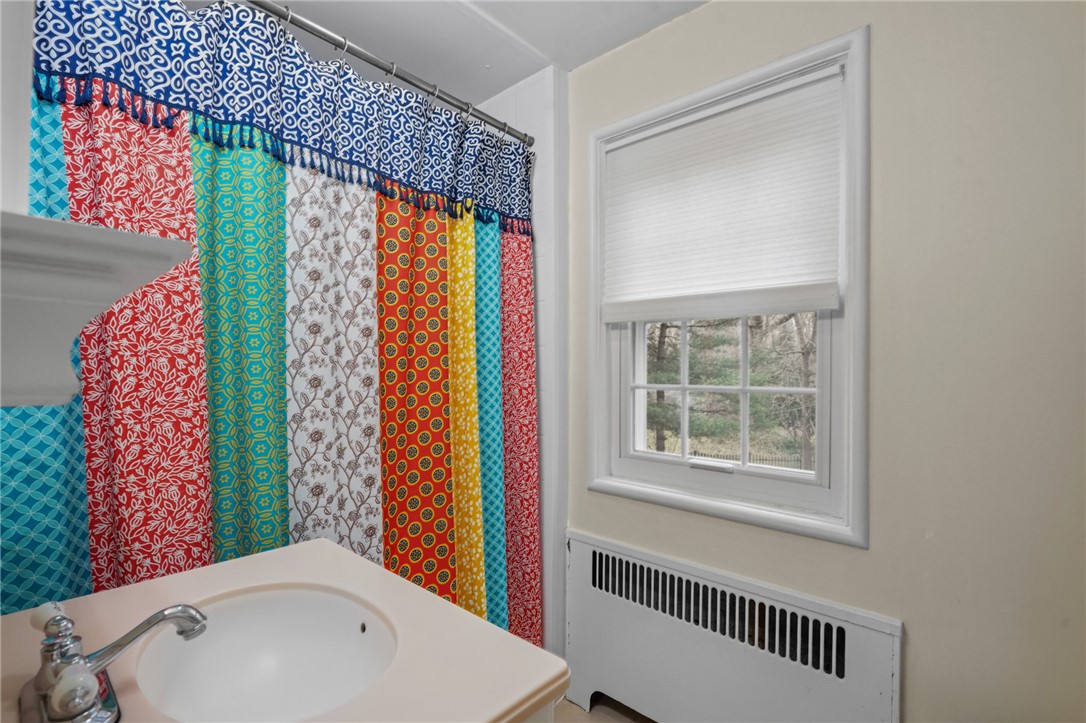 45 Linden Road Barrington, RI 02806 - Photo 32 of 50 2nd Floor Full Bath with tub/shower