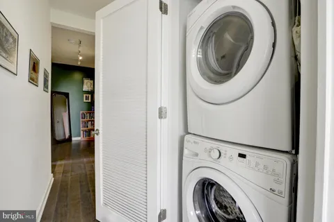 a view of entryway with washer and dryer