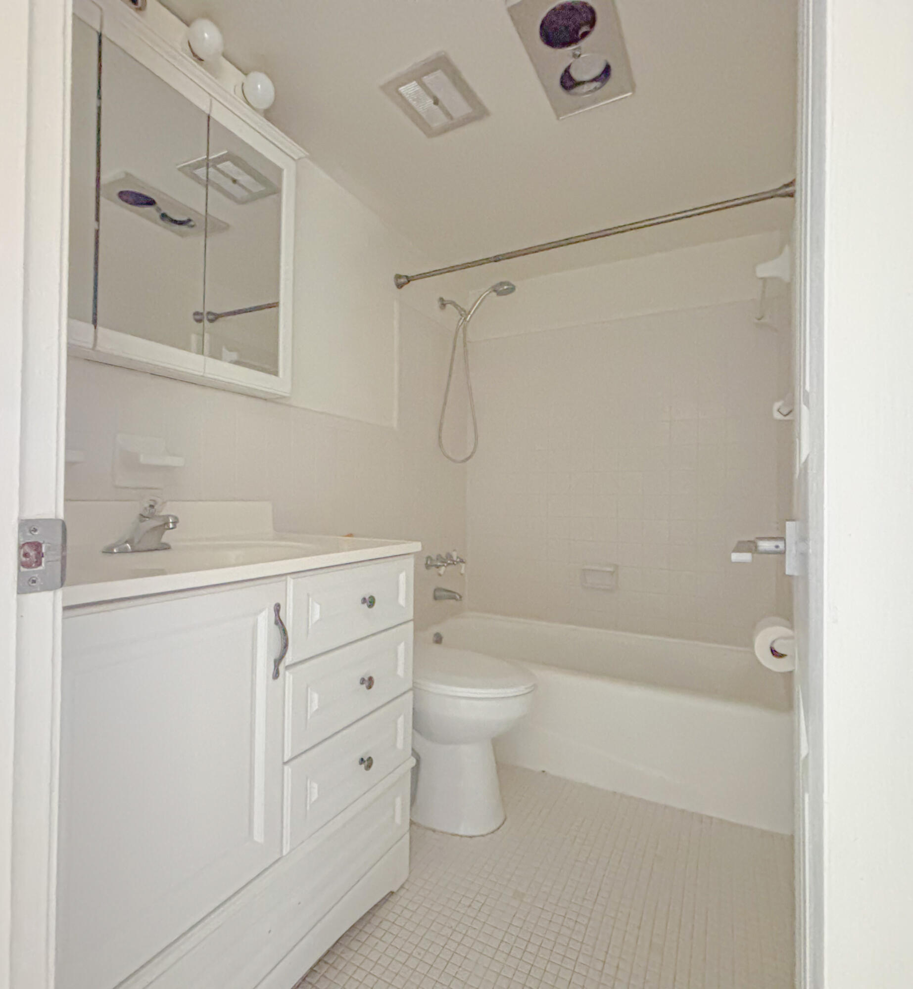 2141 Northeast 41st Street, Unit 3 Lighthouse Point, FL 33064 - Photo 8 of 15 2141 NE 41st St_Final Pics_009