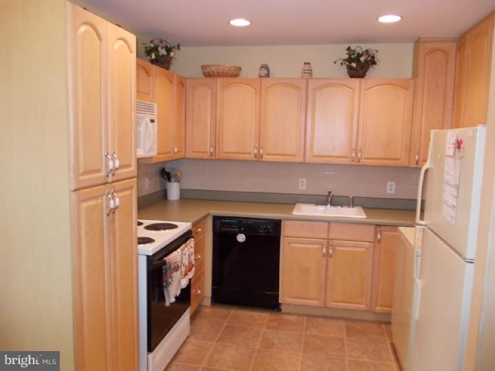 47 Cinnamon Road Levittown, PA 19057 - Photo 3 of 18 Kitchen