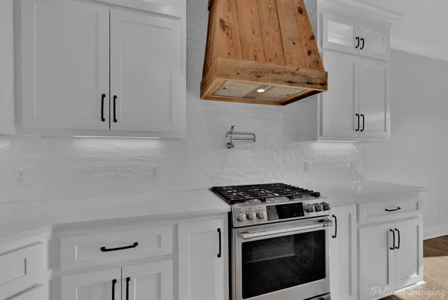 a view of an empty room with a ceiling fan