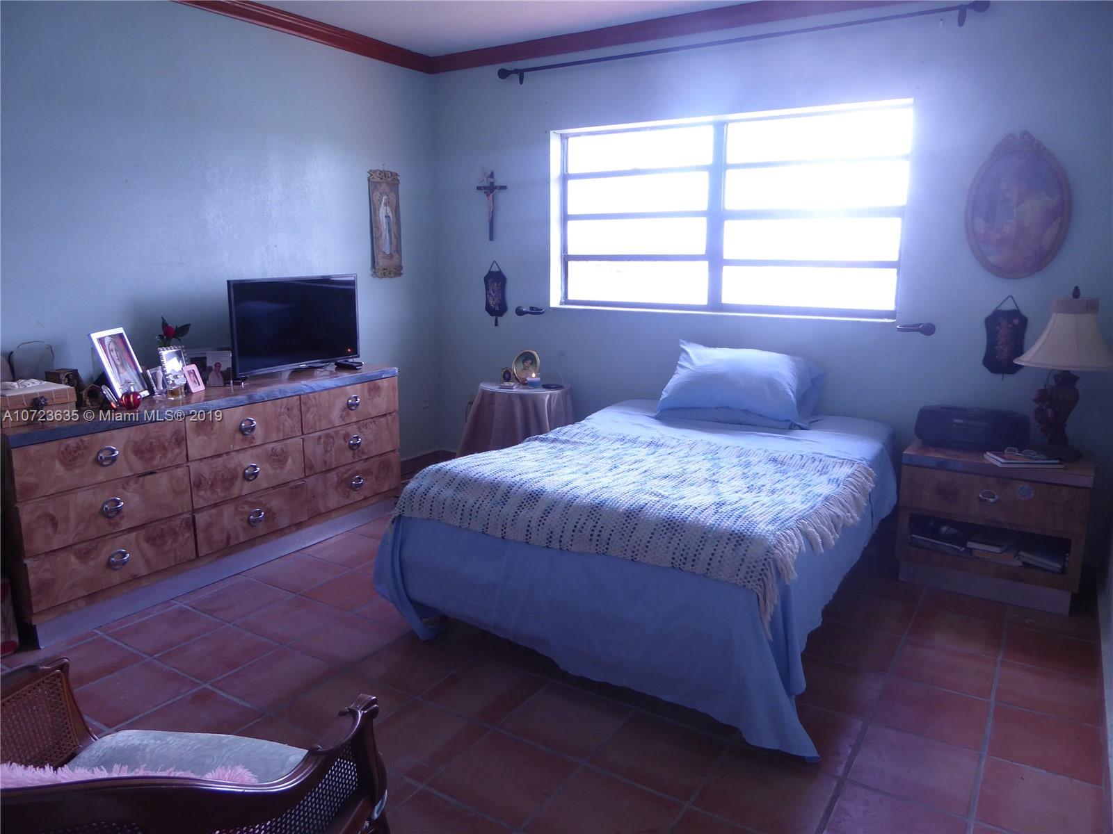 2726 West 60th Street, Unit 68 Hialeah, FL 33016 - Photo 14 of 23 a bedroom with a bed and flat screen tv