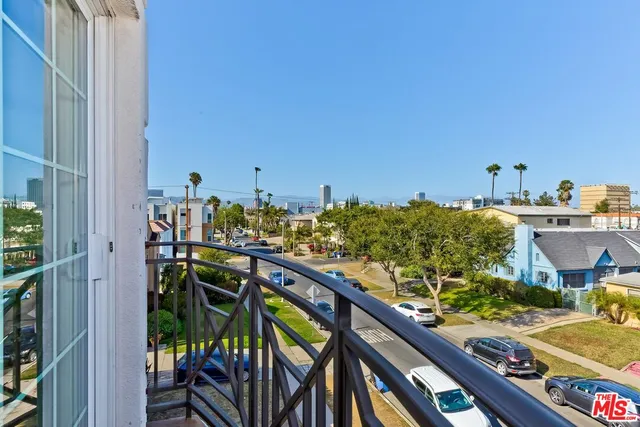 $1,050,000 | 1521 South Hayworth Avenue, Unit 107, Los Angeles, CA 90035
