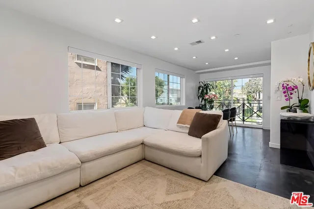 $1,050,000 | 1521 South Hayworth Avenue, Unit 107, Los Angeles, CA 90035