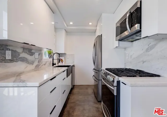 $1,050,000 | 1521 South Hayworth Avenue, Unit 107, Los Angeles, CA 90035