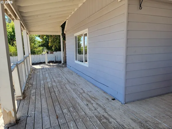 a view of backyard of the house