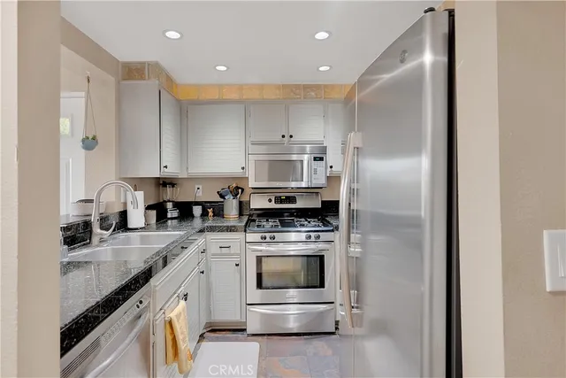 $560,000 | 24151 Del Monte Dr., Unit 348, Valencia, CA 91355